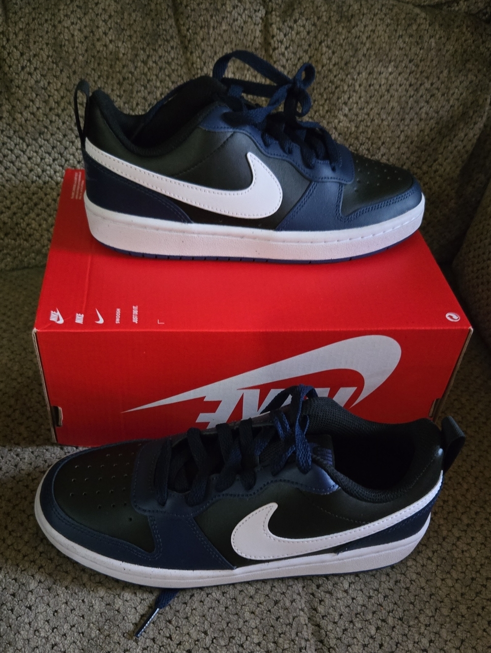 Nike Kids Navy and White Low-Top Sneakers with Swoosh 4Y Nwb